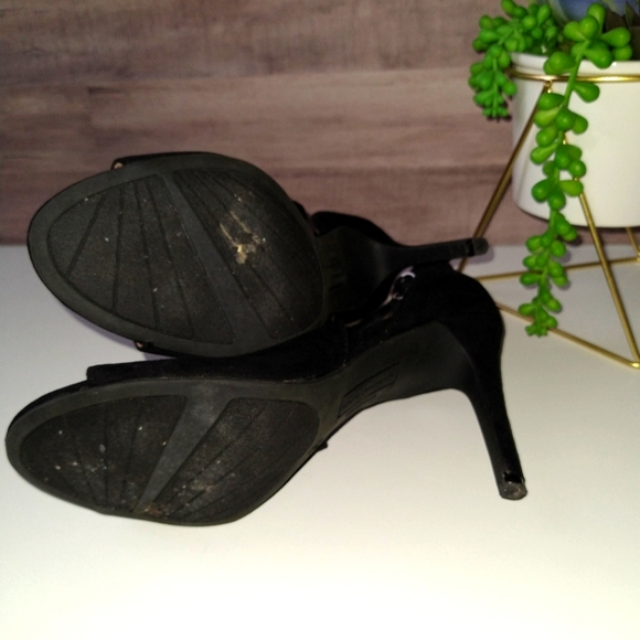 Christian Siriano Ivy Hooded Peep Toe Black Pumps - Picture 11 of 11